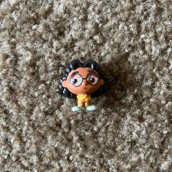 Disney Doorables: Series 8 Figurine – Turning Red – Priya Mangal - Picture 3 of 4